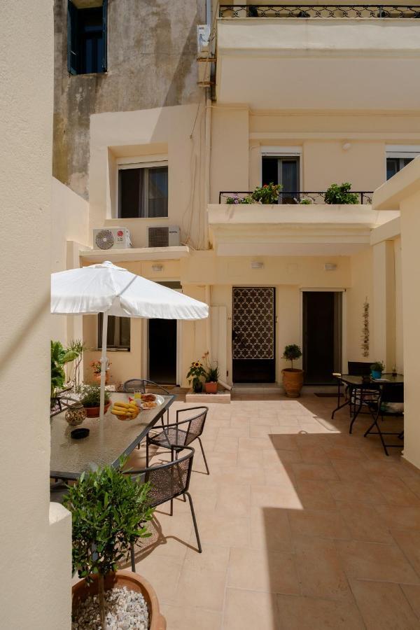Home With Courtyard In Beating Heart Of Old Town! Hriszí Aktí Haniá Kültér fotó